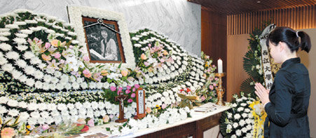서울 서대문구 세브란스병원 연세장례식장에 마련된 장영희 서강대 교수 빈소에서 한 조문객이 추모를 하고 있다. 박영대 기자