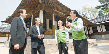 “은퇴 후 처음으로 보람을 느끼는 일을 찾았다”는 양인석 씨(오른쪽)와 김영채 씨(오른쪽에서 두 번째)가 10일 서울 종로구 운니동 운현궁에서 외국인들을 상대로 가이드 통역을 하고 있다. 종로구와 서울노인복지센터는 어르신 일자리 사업의 하나로 시작된 ‘지역가이드 통역’을 지속적으로 선발할 계획이다. 김미옥 기자