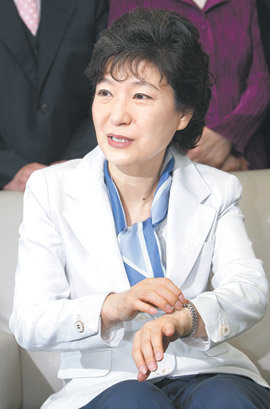 돌아온 朴… 다음 시간표는? 박근혜 전 한나라당 대표가 11일 오후 미국 방문을 마치고 인천공항을 통해 귀국한 뒤 공항 귀빈실에서 기자회견을 하고 있다. 인천=박영대 기자