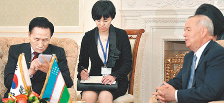 메모하는 李대통령 이명박 대통령(왼쪽)이 11일 우즈베키스탄 수도 타슈켄트의 영빈관에서 이슬람 카리모프 대통령과 정상회담을 하며 뭔가를 메모하고 있다. 타슈켄트=이종승 기자