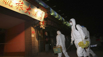 11일 방역복 차림을 한 중국 보건당국 직원들이 신종 인플루엔자A 환자로 확인된 바오 씨가 베이징에서 잠시 머물렀던 숙소의 점검과 방역을 위해 호텔 안으로 들어가고 있다. 이 30대 남성은 7일 미국을 출발해 일본 도쿄를 거쳐 9일 새벽 베이징에 도착한 뒤 고열에 시달렸으며 현재 당국에 의해 격리치료를 받고 있다. 베이징=로이터 연합뉴스