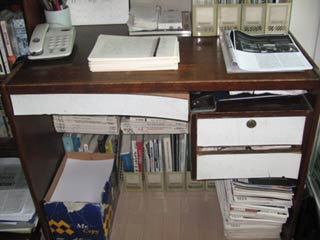 이인식씨의 낡은 책상.