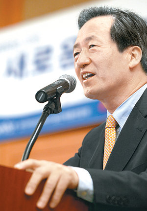 한나라당 정몽준 최고위원이 13일 오전 서울 중구 소공동 웨스틴조선호텔에서 한국여성과학기술단체총연합회가 주최한 제14회 21세기 여성리더스포럼에 연사로 초청돼 ‘새로운 성장동력과 여성의 역할’을 주제로 강연하고 있다. 연합뉴스