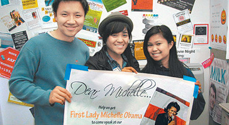 미국 대통령 부인 미셸 오바마 여사가 16일 샌프란시스코에서 차로 3시간 거리의 목초 지대에 있는 신생 대학 머시드 캘리포니아대 졸업식에서 축사를 한다. 대통령 부인 초청을 위한 ‘디어(Dear) 미셸’ 캠페인에 참가했던 졸업반 학생들이 캠페인 홍보판을 보여주고 있다. 사진 출처 미국 공영 라디오방송