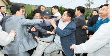 봉하마을 주민-보수단체 충돌 15일 오후 노무현 전 대통령의 사저가 있는 경남 김해시 진영읍 봉하마을에서는 보수단체와 마을 주민들 사이에 격렬한 몸싸움이 벌어졌다. 부정부패추방시민연합회 회원이 기자회견을 하는 도중 마을 주민이 달려들자 경찰이 저지하고 있다. 김해=연합뉴스