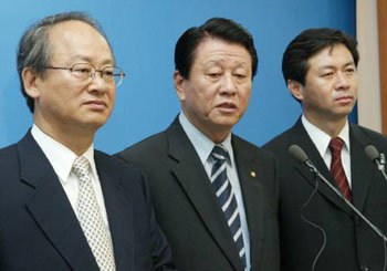 2003년 7월 한나라당에서 탈당한 일명 독수리 5형제는 정계개편의 뇌관이 됐다. 동아일보 자료사진
