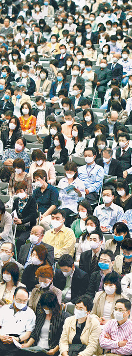 감염자 43명 늘어 총 139명… 2384개 학교 임시휴교 신종 인플루엔자A(H1N1)가 일본 오사카와 효고 등을 중심으로 빠르게 확산되고 있다. 일본 후생노동성은 18일 효고 현 고베 시와 오사카 부 다카쓰키 시에서 새로 43명의 감염자가 발생했다고 밝혔다. 이에 따라 일본의 감염자는 139명으로 늘어났다. 오사카 부와 효고 현에서는 신종 인플루엔자 확산 저지를 위해 각급 학교 총 2384곳(약 106만 명)이 이날부터 임시휴교에 들어갔다. 관내 기업들도 출장 자제를 촉구하는 등 대책 마련에 부심하고 있다. 17일 오사카 간사이대에서 열린 학부모 총회에서 참석자 모두 마스크를 착용한 모습. 사진 제공 아사히신문