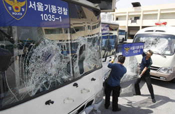 서울지방경찰청 차량정비창 직원들이 18일 서울 동대문구 장안4동 차량정비창에서 파손된 경찰 버스를 수리하고 있다. 16일 대전에서 열린 ‘전국노동자대회’에 지원된 서울지방경찰청 소속 버스 80여 대 중 52대가 심하게 파손됐다. 박영대  기자