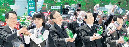 ‘추모의 나비’ 날리기 한승수 국무총리(왼쪽)와 박희태 한나라당 대표, 정세균 민주당 대표, 이회창 자유선진당 총재(왼쪽 세 번째부터) 등이 18일 국립5·18민주묘지에서 열린 5·18민주화운동 29주년 기념식에서 희생자들을 추모하는 의미로 흰색 나비를 날리고 있다. 이날 날아오른 나비 2009마리는 전남 함평군에서 가져왔다. 광주=박영철 기자