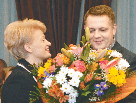 리투아니아의 첫 여성 대통령이 된 달리아 그리바우스카이테 후보(왼쪽)가 17일 꽃다발을 받고 미소를 짓고 있다. 빌뉴스=AFP 연합뉴스