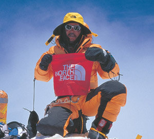 에베레스트 정상 등정에 성공한 박영석 대장사진제공: 사람과 산 자료사진