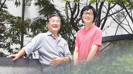 “조 군 별칭이 ‘음유시인’이라고 하는데 ‘음유’를 빼도 될 만큼 가사가 좋더군요.” 마종기 시인(왼쪽)의 말에 가수 루시드 폴은 “때로는 위안을, 때로는 웃음을 주는 선생님의 시에서 받은 감화가 음악에 많은 영향을 미친다”고 말했다. 홍진환 기자