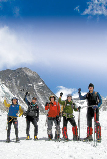 박영석 원정대가 20일 세계 최고봉 에베레스트(8850m)의 악명 높은 남서벽에 새 길을 뚫었다. 1991년 첫 도전 이후 4명의 대원이 희생되고 4전 5기 만에 이뤄낸 결실. 박영석 원정대가 이날 세계에서 세 번째로 남서벽에 길을 냄에 따라 한국은 히말라야 14좌에서 처음으로 코리안 루트(박영석 루트)를 갖게 됐다. 대원들이 8일 캠프2로 가던 중 남서벽(대원들 뒤로 검게 보이는 산)을 배경으로 파이팅을 외치고 있다. 왼쪽부터 이형모 대원, 박영석 대장, 강기석 대원, 진재창 부대장, 신동민 대원. 사진 제공 박영석 에베레스트 남서벽 원정대