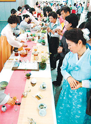 지난해 광주 김대중컨벤션센터에서 열린 ‘세계 차·홈데코 전시회’에서 관람객들이 각국에서 내놓은 명차를 시음하고 있다. 사진 제공 김대중컨벤션센터