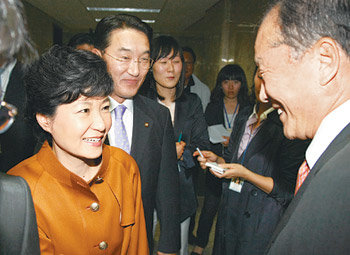 복도에서 마주친 박근혜-이상득 박근혜 전 한나라당 대표(왼쪽)와 이상득 전 국회부의장(오른쪽)이 21일 국회에서 열린 한나라당 원내대표 경선 1차 투표가 진행되는 도중에 복도에서 마주치자 인사를 나누고 있다. 연합뉴스