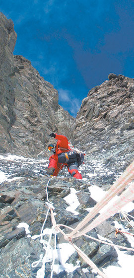 죽음의 절벽을 넘어 에베레스트 남서벽은 표고차 2000m에 이르는 말 그대로 ‘죽음의 절벽’이다. 20일 박영석 에베레스트 원정대의 한 대원이 보기만 해도 아찔한 절벽을 올라가고 있다. 박영석 원정대는 사흘 동안 사투를 벌인 끝에 에베레스트에서 가장 험하다는 남서벽을 정복하는 쾌거를 올렸다. 사진 제공 박영석 에베레스트 원정대