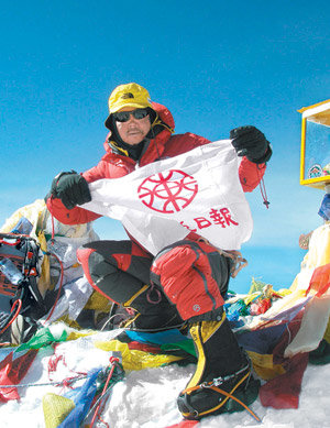 동아일보도 에베레스트 함께 올랐다 박영석 원정대의 에베레스트 남서벽 코리안 루트 개척에 동아일보도 함께했다. 4전 5기 끝에 20일 에베레스트 ‘악마의 남서벽’을 정복한 박영석 대장이 정상에서 후원사인 동아일보 사기를 펼쳐 보이고 있다. 박 대장은 21일 하산 길에서 무전기를 통해 베이스캠프에 있는 동아일보 황인찬 기자와 인터뷰를 하고 “도전은 이제부터다. 남은 히말라야의 8000m 이상 13개 봉우리에도 새 길을 내겠다”고 말했다. 사진 제공 박영석 에베레스트 원정대