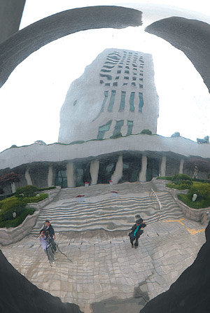 긴장 감도는 대검청사 23일 노무현 전 대통령 서거 소식이 전해지자 노 전 대통령의 신병 처리를 앞두고 있던 검찰은 큰 충격에 빠졌다. 노 전 대통령이 소환 조사를 받았던 서울 서초구 서초동 대검찰청 청사가 이날 오후 볼록거울에 일그러진 모습으로 비쳐 있다. 박영대 기자