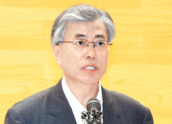 문재인 전 대통령비서실장이 23일 경남 양산시 양산부산대병원 강당에서 기자회견을 열고 “노무현 전 대통령이 유서를 남기고 운명했다”고 공식 발표했다. 양산=최재호 기자