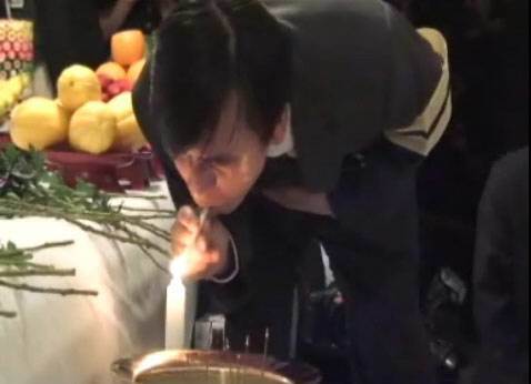 담배에 불 붙여 영전에 놓는 유시민출처=사람사는세상 홈페이지 동영상 캡처
