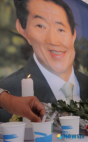 故 노무현 전 대통령의 임시 분향소가 마련된 경기도 부천 송내역 북부광장에서 23일 오후 많은 시민들이 분향하며 고인을 애도하고 있다.  【부천=뉴시스】