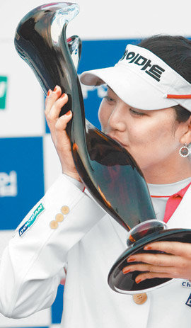 달콤한 입맞춤 24일 한국여자프로골프(KLPGA)투어 두산매치플레이 챔피언십 결승에서 9차 연장까지 가는 접전 끝에 우승한 유소연(하이마트)이 우승컵에 입을 맞추며 기뻐하고 있다. 춘천=연합뉴스