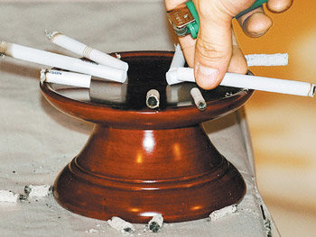 “마지막 담배 한 대 올립니다” “마지막으로 찾으셨던 담배, 여기 있습니다.” 노무현 전 대통령이 서거하기 전 마지막으로 담배를 찾은 사실이 알려지면서 경남 김해시 진영읍 봉하마을에 마련된 빈소를 찾은 조문객 중 일부는 노 전 대통령의 영정사진 앞에 담배를 올리고 추모했다. 김해=사진공동취재단