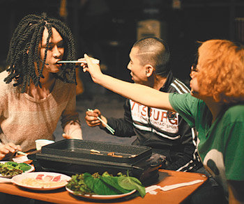 뮤지컬 ‘오디션’의 배우들은 공연 전 ‘초벌구이’ 해놓은 삼겹살을 다시 불판에 구워 먹는다. 사진 제공 오픈런뮤지컬컴퍼니