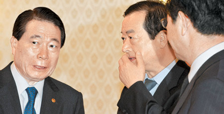 심각한 黨政 북한의 2차 핵실험 강행에 따른 대책 마련을 위해 27일 서울 종로구 삼청동 국무총리공관에서 열린 고위 당정회의에서 유명환 외교통상부 장관(왼쪽)과 최병국 국회 정보위원장(가운데)이 심각한 표정으로 대화를 나누고 있다. 김동주 기자