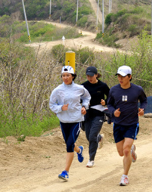 강원 고성군 향로봉 일대에서 선수들이 훈련을 하고 있다. 사진 제공 강원대