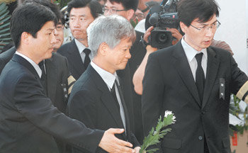 이강철 조문 형 집행정지로 풀려난 이강철 전 대통령시민사회수석비서관(가운데)이 안희정 민주당 최고위원(오른쪽)의 안내로 27일 경남 김해시 봉하마을 빈소를 찾아 조문하고 있다. 김해=사진공동취재단