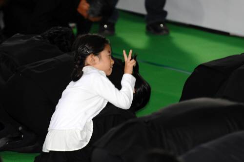 고 노무현 전 대통령의 발인식29일 오전 고 노무현 전 대통령의 발인이 열린 경남 김해 봉하마을에서 노 전 대통령의 발인식이 아들 건호 씨, 부인 권양숙 여사 등 유족과 참여정부 인사들이 참석해 열린 가운데 절을 올리는 사이 노 전 대통령의 손녀가 영정을 향해 손가락 '브이'를 내보이고 있다. [연합]