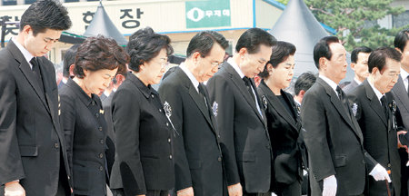 묵념29일 서울 경복궁 흥례문 앞뜰에서 엄수된 노무현 전 대통령의 국민장 영결식에서 유족과 이명박 대통령 내외 등 참석자들이 고인의 넋을 기리며 묵념하고 있다. 왼쪽부터 노 전 대통령의 아들 건호 씨와 부인 권양숙 여사, 한명숙 전 총리, 한승수 총리, 이 대통령, 김윤옥 여사, 김영삼 전 대통령, 김대중 전 대통령. 청와대사진기자단