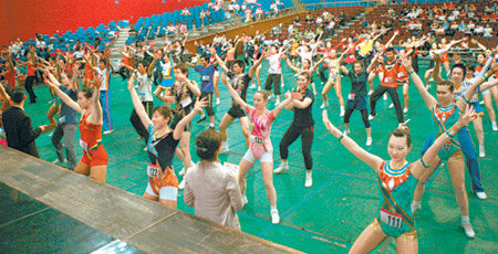 전국대학에어로빅스축제의 ‘에어로빅스 서킷’ 부문에 참가한 100여 명의 선수가 강사의 동작을 따라하고 있다. 그러나 동작이 틀린 선수가 군데군데 눈에 띈다. 사진 제공 한국에어로빅스건강과학협회