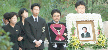 29일 오전 경남 김해시 봉하마을에서 노무현 전 대통령의 발인제가 열렸다. 발인제가 끝난 뒤 노 전 대통령 영정을 든 사위 곽상언 변호사와 권양숙 여사, 아들 건호 씨, 딸 정연 씨 등 유족이 사저로 향하고 있다. 김해=사진공동취재단