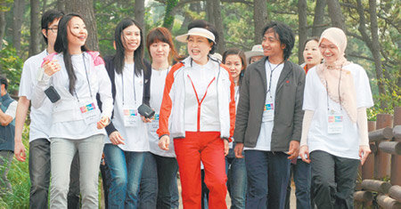 김윤옥 여사, 유학생들과 올레 걸으며 환담 이명박 대통령의 부인 김윤옥 여사가 1일 한국에서 공부하는 아세안 10개국 유학생 및 한국 학생들과 함께 제주 올레를 걸으며 환담했다. 올레는 마을길에서 집 마당에 이르는 골목길을 가리키는 제주 방언이지만 지금은 제주 특유의 산책로를 뜻하는 고유명사가 됐다. 서귀포=안철민 기자