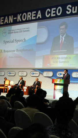 “The Voice of Laos:”Laotian Prime Minister Bouasone Bouphavanh, standing at right, speaks at the closing ceremony of the ASEAN-Korea CEO Summit at the International Convention Center, Jeju, on June 1. Seogwipo=Yonhap