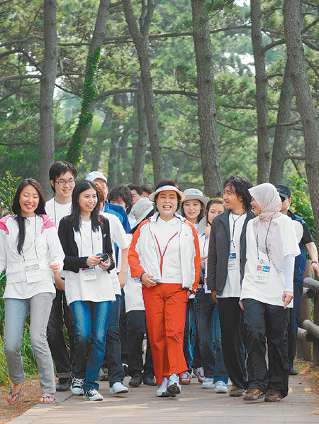 First Lady Takes the Lead:On June 1, First Lady Kim Yoon-ok (middle) takes a walk on the popular Jeju Olle trail with students from Korea and ASEAN member countries. Seogwipo=An