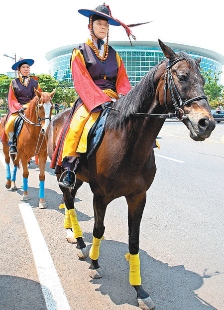 Ponies on Patrol:On May 30, two days before the opening of the Korea-ASEAN Summit, police in traditional dress patrol the area near the International Convention Center on Jeju island on horseback. Seogwipo=Yonhap