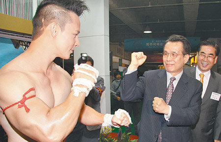 Heavyweight Match:Han Seung-soo, prime minister of Korea, participating in the Jeju World Culture and Travel EXPO 2009 held in Jeju World Cup Stadium in the morning of May 30. squares off against a Muay Thai athlete. Seogwipo=Yonhap