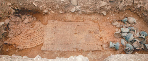 신라 고분 밀집지역인 경북 경주시 쪽샘지구에서 원형에 가깝게 출토된 1600년 전 신라 장군의 갑옷과 말 갑옷. 갑옷 옆에서는 피장자가 썼을 환두대도와 작은 칼도 나왔다. 경주=연합뉴스