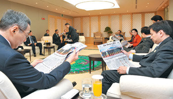 “무슨 내용 실렸나” 이명박 대통령을 비롯한 동남아시아국가연합(ASEAN·아세안) 각국 정상들이 2일 한-아세안 특별정상회의가 열린 제주 서귀포시 국제컨벤션센터 간담회장에서 회의 시작에 앞서 동아일보가 제작한 영문판 특별에디션을 보고 있다. 앞줄 왼쪽은 리셴룽 싱가포르 총리, 오른쪽은 아피싯 웨차치와 태국 총리. 사진 제공 청와대