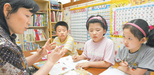 2일 오후 서울 양천구 신월동 탈북청소년 대안학교인 한민족학교에서 공부하고 있는 아이들. 재정적으로 어려움을 겪고 있는 이 학교는 한국공항공사 직원들의 도움으로 최근 새롭게 단장했다. 김재명 기자