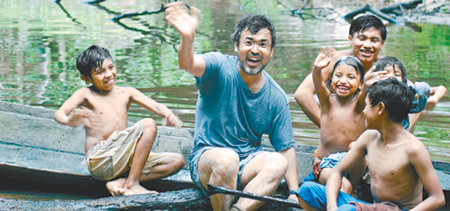 아마존 정글에서 선교사로 활동하고 있는 강명관 선교사가 강가에서 바나와 부족과 즐거운 한때를 보내고 있다. 사진 제공 명성교회