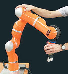 2006년 독일 뮌헨에서 열린 전시회에서 쿠카 로봇그룹이 선보인 경량 로봇. 사진 제공 쿠카 로봇그룹