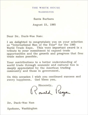 1985년 8월 미국 로널드 레이건 대통령이 남덕우 무역협회 회장에게 보낸 편지. 남 회장이 무역 자유화를 통한 무역의 성장 발전에 기여한 공로로 세계무역엑스포에서 ‘올해의 국제적 인물’로 선정됐음을 축하하고 있다.
