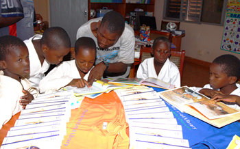 ‘고맙습니다, 작은 도서관’에서 태권도복을 입은 어린이들이 동화책을 읽고 있다. 아마두 카마라(오른쪽)는 “태권도에 관한 책도 있었으면 좋겠다”고 말했다. 바마코=최한규 기자