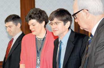 韓총리 기다리는 美 대표단제임스 스타인버그 미국 국무부 부장관(오른쪽에서 두 번째)과 캐슬린 스티븐스 주한 미국대사(왼쪽에서 두 번째), 스티븐 보즈워스 대북정책특별대표(오른쪽), 스튜어트 레비 재무부 차관(맨 왼쪽) 등 미 행정부 대표단이 4일 서울 종로구 세종로 정부중앙청사에서 한승수 총리를 만나기 위해 기다리고 있다. 연합뉴스