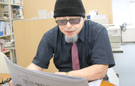 1988년부터 2001년까지 13년간 북한에서 김정일 국방위원장의 전속요리사로 일하며 김정일 일가를 지근거리에서 지켜봐 온 일본인 후지모토 겐지 씨가 4일 도쿄의 동아일보지사 사무실에서 본보와 단독 인터뷰를 했다. 후지모토 씨가 김 위원장의 3남 김정운이 후계자로 결정됐다는 본보 2일자 기사를 꼼꼼히 읽고 있다. 도쿄=서영아 특파원 ☞ 사진 더보기