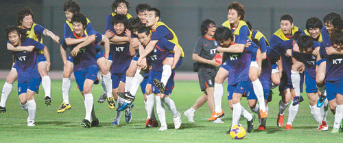훈련은 즐겁게 축구대표팀이 5일 아랍에미리트 두바이 알와슬 보조경기장에서 미니 게임을 마친 뒤 이긴 팀 선수들이 진 팀 선수 등에 업힌 채 즐거운 표정을 짓고 있다. 대표팀은 7일 오전 1시 15분 아랍에미리트와 2010년 남아프리카공화국 월드컵 최종 예선 6차전을 치른다. 두바이=연합뉴스 ☞ 사진 더 보기
